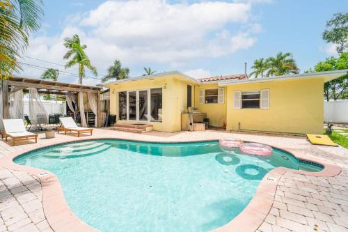 Garden Isles House | Tropical 4Bd Villa w Pool, Games & BBQ by Beach