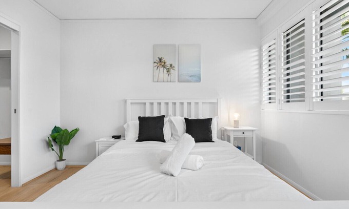 Bulimba Apartment | Tropical Bulimba 2BR Retreat | 2xParking & Netflix
