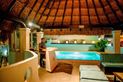 Downtown Hotel | Tropical casa blanca