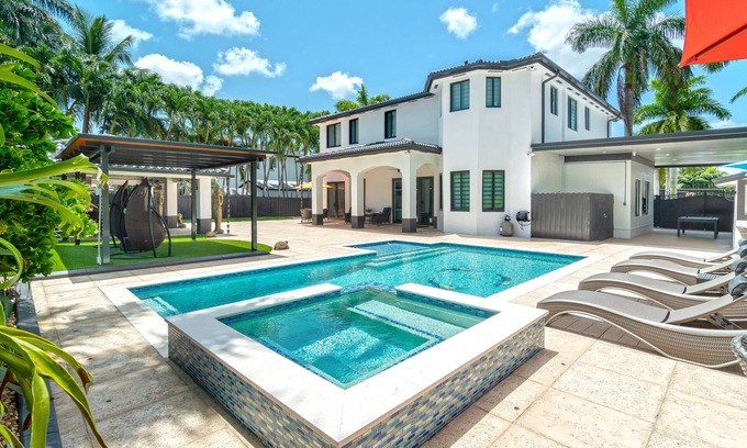 Cutler Bay Villa | Tropical deluxe villa- weekly and monthly discounts available!.