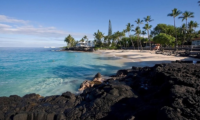 Kailua-Kona House | Tropical Escape l 2 Rooms, Beach Access, Free Bikes, Pool & Pet-Friendly Stay