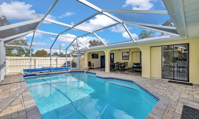 Murdock House | TROPICAL FAMILY OASIS ON CANAL-PET FRIENDLY
