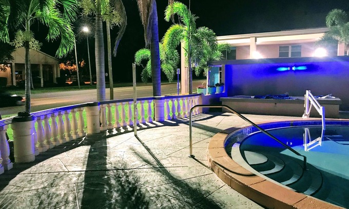 Clearwater Hotel | Tropical Inn & Suites