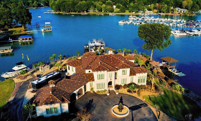 Cornelius House | Tropical Luxury on Lake Norman! 6BR, 8BA, Private Pool, Swim Up Bar & 2 Docks.