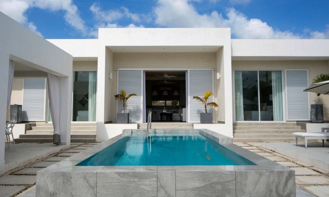 Porters House | Tropical Oasis by Beach with Pool - Footprints South