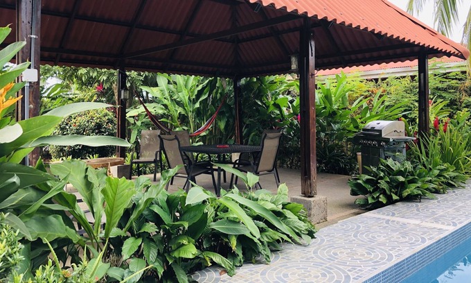 Barrio Ricos y Famosos House | Tropical Oasis in Family Neighborhood of Jaco Casa Iorio