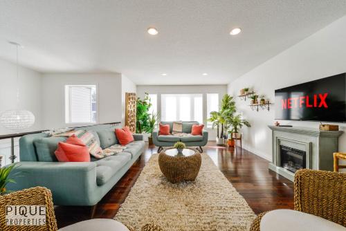 Jasper Place House | Tropical Oasis - King Beds - Free Netflix & Parking - Fast Wi-Fi