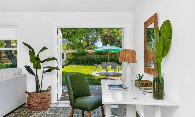 Country Club Park House | Tropical Oasis w/Hot Tub Near Astonishing Beaches
