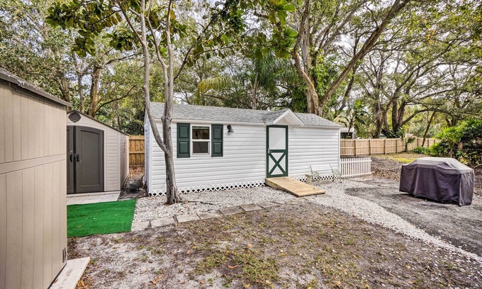 Ozona Apartment | Tropical Palm Harbor Studio: Walk to Gulf!