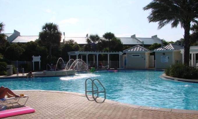 Miramar Beach Cottage | Tropical Paradise in Beach Retreat - FREE Beach Serv. In Season Mar - Oct!
