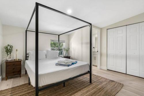 Croissant Park Apartment | Tropical Pool Loft with SMART TVS