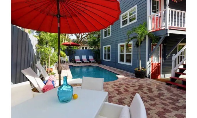 Flamingo Parks Apartment | Tropical Relaxation In The Downtown Arts District🏳️‍🌈