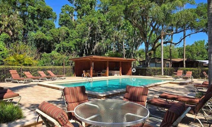 DeLand Hotel | Tropical Resort & Marina on Lake Beresford