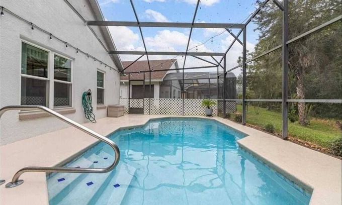 Eagle Pointe South Villa | Tropical Views 4bdr Sleeps 8. Close to Parks!