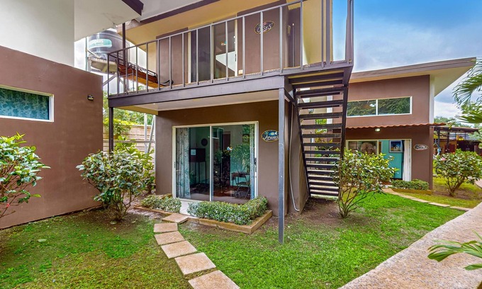 Tarcoles Bed & Breakfast | Tropical villas with pool access, scenic balcony, & shared full kitchen, dogs ok
