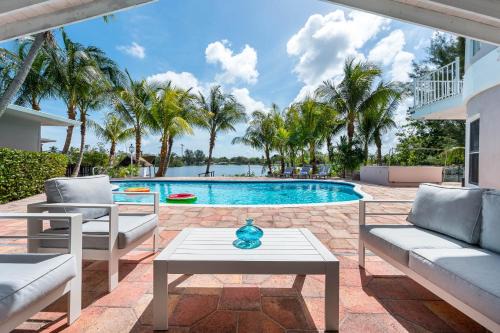 Ojus House | Tropical Waterfront Family Oasis - Amazing Location
