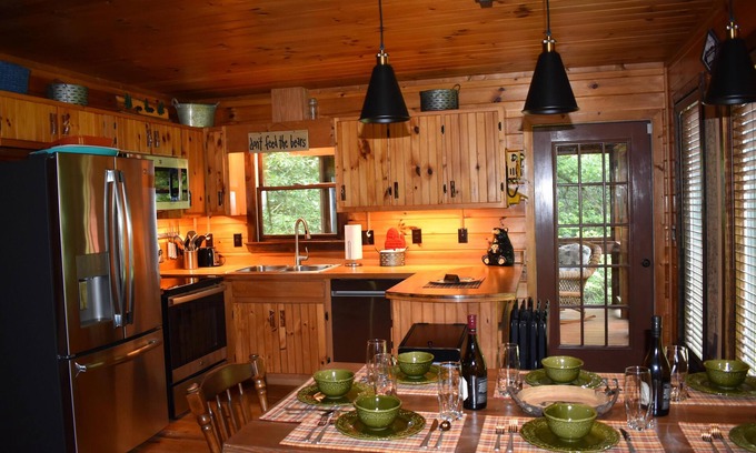 Ellijay Cabin | Trout Creek Lodge - stunning North Georgia creekfront near Springer Mountain.