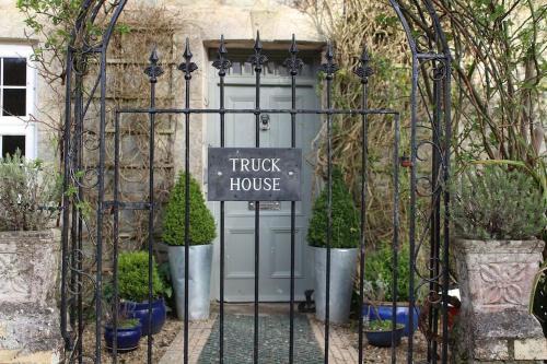 Probus House | Truck House, Luxury accommodation, pet friendly, Probus