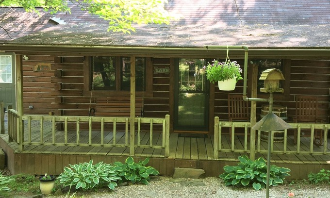 Birdseye Cabin | True Log Cabin! Sleeps 6! Close to park entrance! Free park pass!