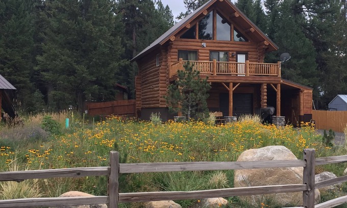 McCall Cabin | True Log Cabin - The Happy Place - Almost Heaven! CLOSE TO SKIING AND LAKE!