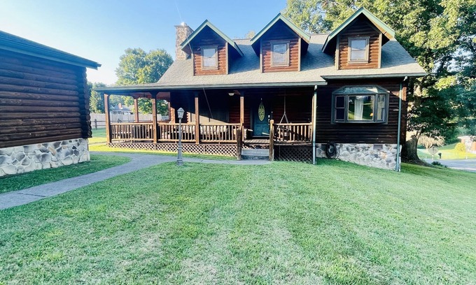 Fayetteville Cabin | True log home, small town vibe