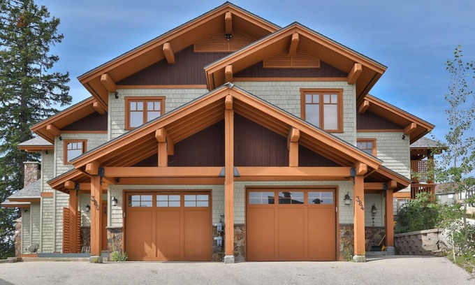 Big White Ski Resort Ski Chalet | True Ski In/Ski Out at Luxury Chalet-Walk to Village! Ski to and from the door!