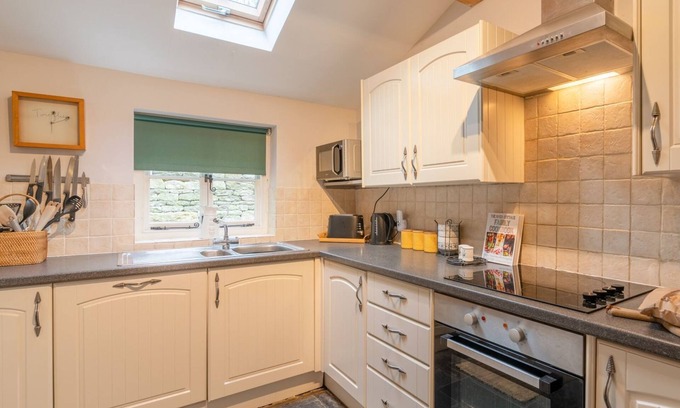 Cheltenham Cottage | Truffles Cottage - sleeps 4 guests in 2 bedrooms