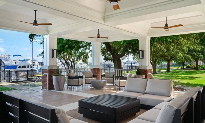 New Bern Hotel | Tryon Riverfront Inn New Bern, Tapestry