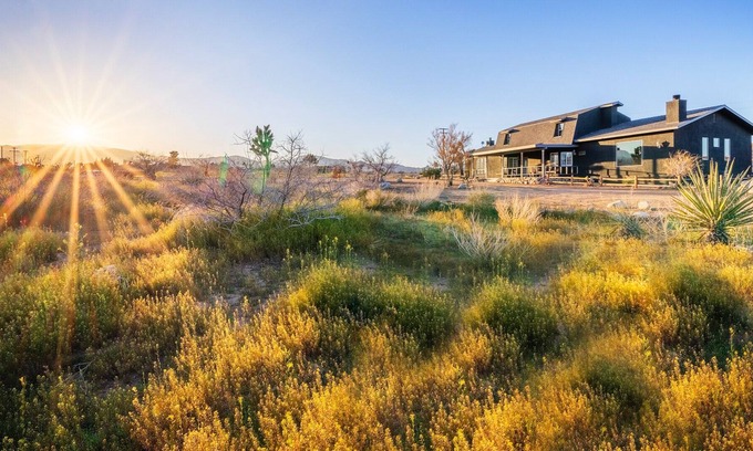 Pioneertown House | TRZ- Pioneertown Ranch w/ Spa + Basketball & Games
