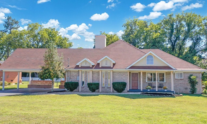 Shelbyville House | tSouthern Comfort Oasis