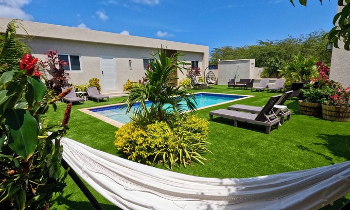 Washington Apartment | Tu Paraíso Tropical, Terraza y Piscina Soleada, Bañera con Hidromasaje