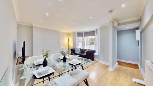 Harrow Road Apartment | Tube & Notting Hill Nearby - Garden Flat Haven