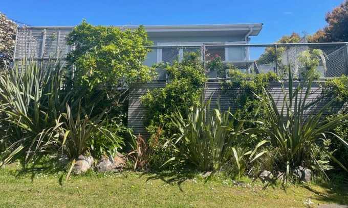 Oneroa House | Tucked away from the downtown core and centrally located for your convenience