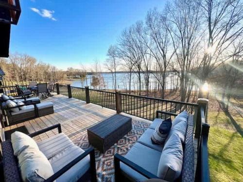 Cadiz House | Tucked Away on the Ridge - Quiet Fall Lake Retreat
