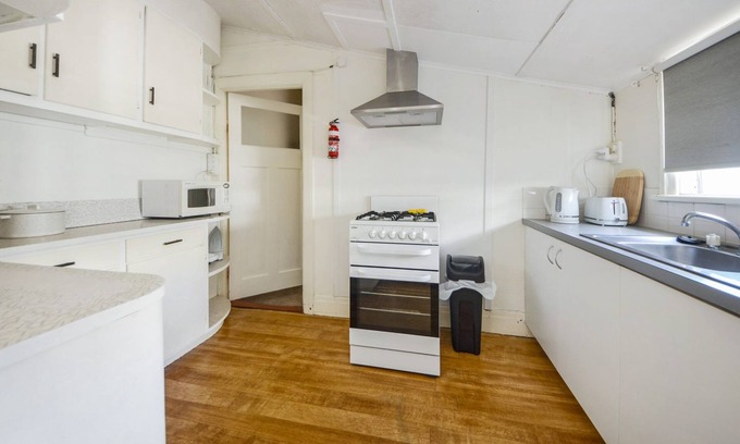 Portland Cottage | Tucked in behind the local Baker, centrally located.