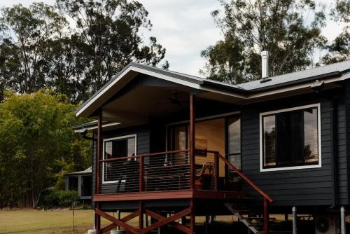 Rathdowney House | Tuckeroo Cottages - Rosella Cottage