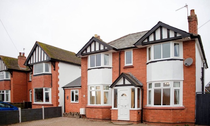 Powick House | Tudor-Themed 6-Bed Village Gem