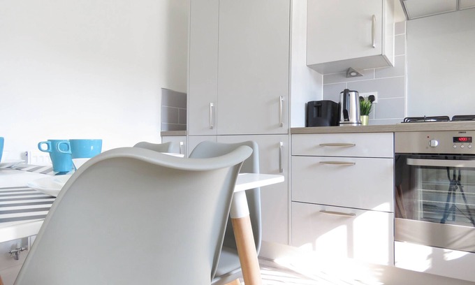 Bordesley Apartment | Tudors eSuites Birmingham House with Private Garden Free Parking
