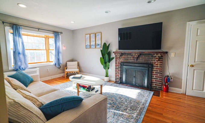 Medford House | Tufts 4BD/2BA - 5.MIN to Harvard&Boston/Free Parking/Walk to Subway