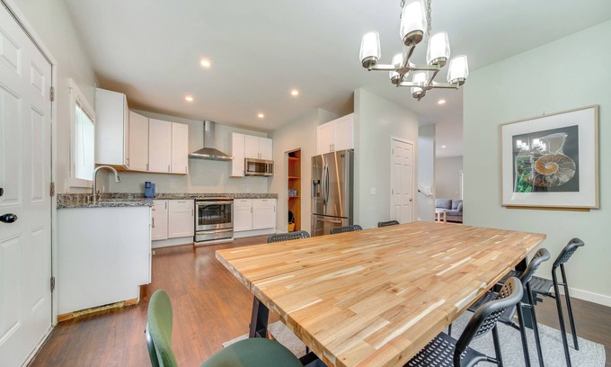 Tukwila House | Tukwila Townhome: 12 Mi to Seattle!
