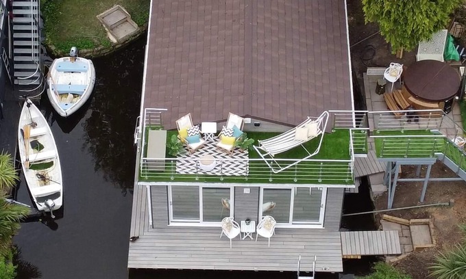 Richmond-upon-Thames Boat Rental | Tulana Taggs, floating home & hot tub on idyllic island-Hampton Court & Richmond