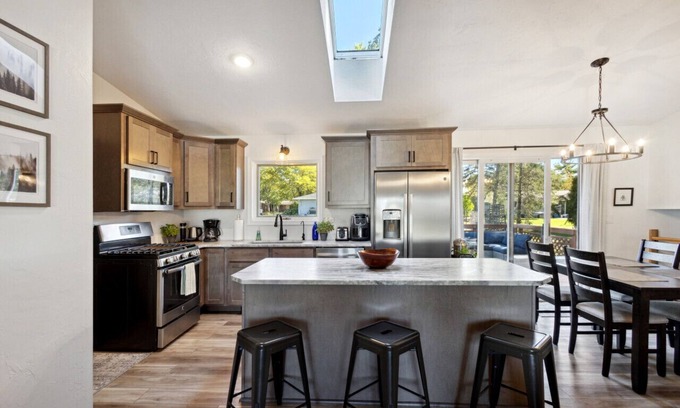Bellevue House | Tunis House 9 Miles to Lambeau - Draft Rental