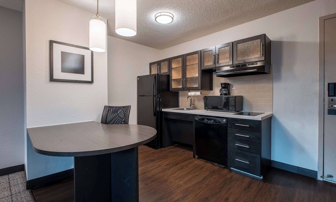 Fossil Creek Resort | Turn Your Trip Into Adventure! 3 Units W/Kitchenette, Close to Haltom Road Park