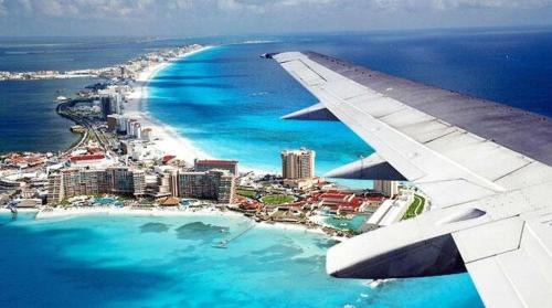 Cancun House | Turquoise Reflection!