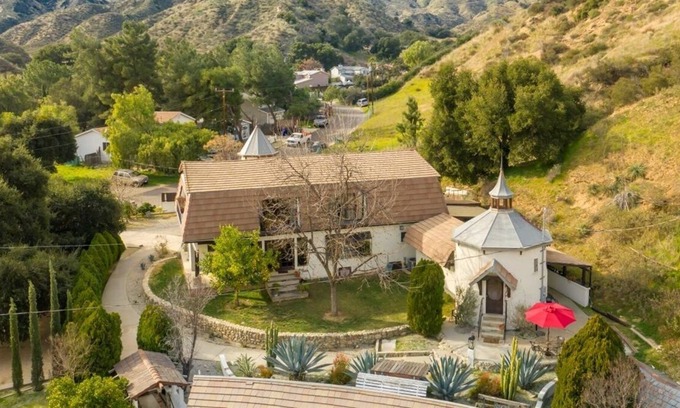 Val Verde Apartment | Turret - Charming Private Steeple Room / Separate entrance