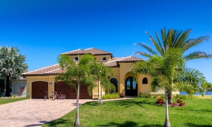 Eight Lakes House | Tuscany | on Lake | Heated Infinity Pool + Spa