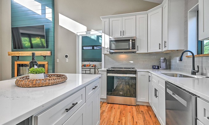 Johnson City Cottage | Tway Bird Cottage on The Watauga River