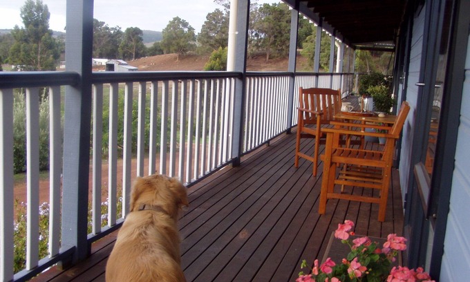 Barrabup Bed & Breakfast | Twin bed at hosted accommodation, plus breakfast