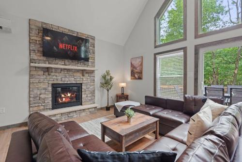 Albrightsville Ski Chalet | Twin Chalet - 6 BDs Hot Tub Game Area and more