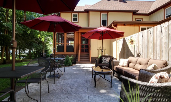 Saugatuck Bed & Breakfast | Twin Oaks Inn